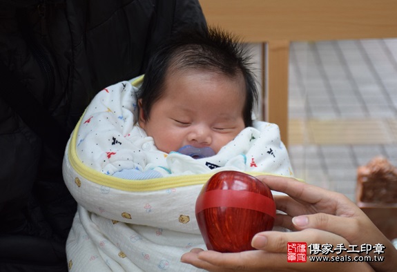 剃胎毛、滿月剃頭、嬰兒剃頭、嬰兒理髮、嬰兒剃髮、嬰兒剃胎毛、嬰兒滿月剃頭、寶寶剃頭、剃胎毛儀式、剃胎毛吉祥話、滿月剃頭儀式、滿月剃頭吉祥話、寶寶剃胎毛、寶寶滿月剃頭理髮、新竹香山區剃胎毛、新竹香山區滿月剃頭、新竹香山區嬰兒剃頭剃胎毛、新竹香山區嬰兒理髮、新竹香山區嬰兒剃髮、徐寶寶(新竹香山區嬰兒寶寶滿月剃頭理髮、免費嬰兒剃胎毛儀式吉祥話)。中國風會場，爸媽寶貝免費穿「日中韓」古裝禮服。專業拍照、DVD光碟、證書。★購買「臍帶章、肚臍章、胎毛筆刷印章」贈送：剃頭、收涎、抓周，三選一。2016.01.10 照片8