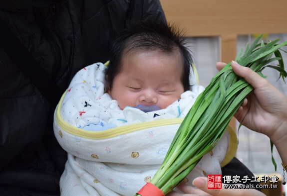 剃胎毛、滿月剃頭、嬰兒剃頭、嬰兒理髮、嬰兒剃髮、嬰兒剃胎毛、嬰兒滿月剃頭、寶寶剃頭、剃胎毛儀式、剃胎毛吉祥話、滿月剃頭儀式、滿月剃頭吉祥話、寶寶剃胎毛、寶寶滿月剃頭理髮、新竹香山區剃胎毛、新竹香山區滿月剃頭、新竹香山區嬰兒剃頭剃胎毛、新竹香山區嬰兒理髮、新竹香山區嬰兒剃髮、徐寶寶(新竹香山區嬰兒寶寶滿月剃頭理髮、免費嬰兒剃胎毛儀式吉祥話)。中國風會場，爸媽寶貝免費穿「日中韓」古裝禮服。專業拍照、DVD光碟、證書。★購買「臍帶章、肚臍章、胎毛筆刷印章」贈送：剃頭、收涎、抓周，三選一。2016.01.10 照片10