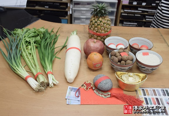 剃胎毛、滿月剃頭、嬰兒剃頭、嬰兒理髮、嬰兒剃髮、嬰兒剃胎毛、嬰兒滿月剃頭、寶寶剃頭、剃胎毛儀式、剃胎毛吉祥話、滿月剃頭儀式、滿月剃頭吉祥話、寶寶剃胎毛、寶寶滿月剃頭理髮、新北永和區剃胎毛、新北永和區滿月剃頭、新北永和區嬰兒剃頭剃胎毛、新北永和區嬰兒理髮、新北永和區嬰兒剃髮、康寶寶(新北永和區嬰兒寶寶滿月剃頭理髮、免費嬰兒剃胎毛儀式吉祥話)。中國風會場，爸媽寶貝免費穿「日中韓」古裝禮服。專業拍照、DVD光碟、證書。★購買「臍帶章、肚臍章、胎毛筆刷印章」贈送：剃頭、收涎、抓周，三選一。2016.05.15  照片1
