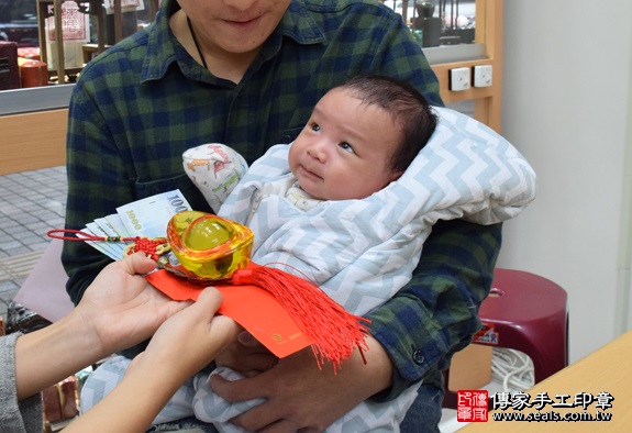 剃胎毛、滿月剃頭、嬰兒剃頭、嬰兒理髮、嬰兒剃髮、嬰兒剃胎毛、嬰兒滿月剃頭、寶寶剃頭、剃胎毛儀式、剃胎毛吉祥話、滿月剃頭儀式、滿月剃頭吉祥話、寶寶剃胎毛、寶寶滿月剃頭理髮、新竹香山區剃胎毛、新竹香山區滿月剃頭、新竹香山區嬰兒剃頭剃胎毛、新竹香山區嬰兒理髮、新竹香山區嬰兒剃髮、卓寶寶(新竹香山區嬰兒寶寶滿月剃頭理髮、免費嬰兒剃胎毛儀式吉祥話)。中國風會場，爸媽寶貝免費穿「日中韓」古裝禮服。專業拍照、DVD光碟、證書。★購買「臍帶章、肚臍章、胎毛筆刷印章」贈送：剃頭、收涎、抓周，三選一。2016.01.23 照片14