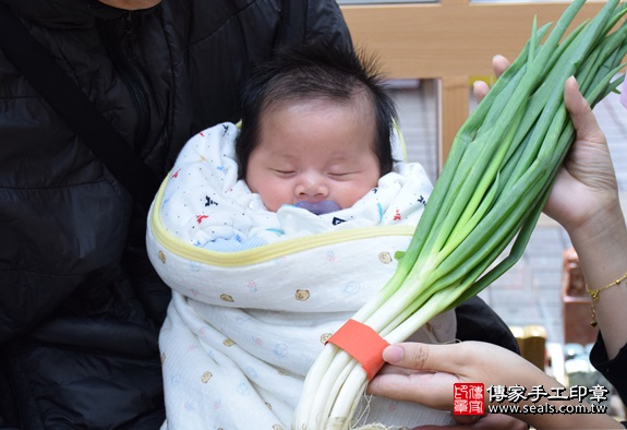 剃胎毛、滿月剃頭、嬰兒剃頭、嬰兒理髮、嬰兒剃髮、嬰兒剃胎毛、嬰兒滿月剃頭、寶寶剃頭、剃胎毛儀式、剃胎毛吉祥話、滿月剃頭儀式、滿月剃頭吉祥話、寶寶剃胎毛、寶寶滿月剃頭理髮、新竹香山區剃胎毛、新竹香山區滿月剃頭、新竹香山區嬰兒剃頭剃胎毛、新竹香山區嬰兒理髮、新竹香山區嬰兒剃髮、徐寶寶(新竹香山區嬰兒寶寶滿月剃頭理髮、免費嬰兒剃胎毛儀式吉祥話)。中國風會場，爸媽寶貝免費穿「日中韓」古裝禮服。專業拍照、DVD光碟、證書。★購買「臍帶章、肚臍章、胎毛筆刷印章」贈送：剃頭、收涎、抓周，三選一。2016.01.10 照片12