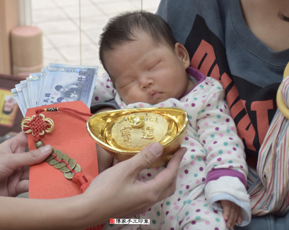 陳寶寶(新北永和區嬰兒寶寶滿月剃頭理髮、免費嬰兒剃胎毛儀式吉祥話)。中國風會場，爸媽寶貝免費穿「日中韓」古裝禮服。專業拍照、DVD光碟、證書。★購買「臍帶章、肚臍章、胎毛筆刷印章」贈送：剃頭、收涎、抓周，三選一。 2015.12.05 照片15