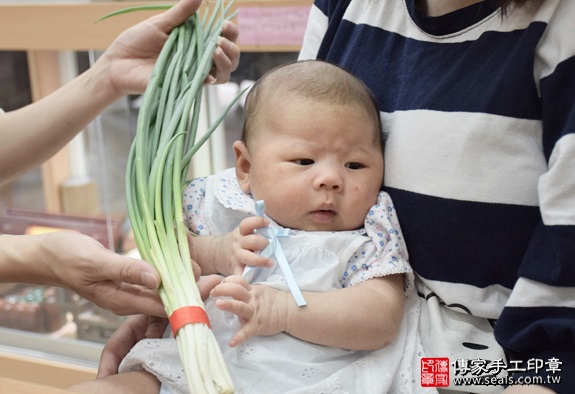 剃胎毛、滿月剃頭、嬰兒剃頭、嬰兒理髮、嬰兒剃髮、嬰兒剃胎毛、嬰兒滿月剃頭、寶寶剃頭、剃胎毛儀式、剃胎毛吉祥話、滿月剃頭儀式、滿月剃頭吉祥話、寶寶剃胎毛、寶寶滿月剃頭理髮、新北永和區剃胎毛、新北永和區滿月剃頭、新北永和區嬰兒剃頭剃胎毛、新北永和區嬰兒理髮、新北永和區嬰兒剃髮、康寶寶(新北永和區嬰兒寶寶滿月剃頭理髮、免費嬰兒剃胎毛儀式吉祥話)。中國風會場，爸媽寶貝免費穿「日中韓」古裝禮服。專業拍照、DVD光碟、證書。★購買「臍帶章、肚臍章、胎毛筆刷印章」贈送：剃頭、收涎、抓周，三選一。2016.05.15  照片10
