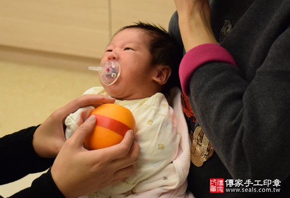 剃胎毛、滿月剃頭、嬰兒剃頭、嬰兒理髮、嬰兒剃髮、嬰兒剃胎毛、嬰兒滿月剃頭、寶寶剃頭、剃胎毛儀式、剃胎毛吉祥話、滿月剃頭儀式、滿月剃頭吉祥話、寶寶剃胎毛、寶寶滿月剃頭理髮、 新竹市剃胎毛、新竹市滿月剃頭、 新竹市嬰兒剃頭剃胎毛、新竹市嬰兒理髮、新竹市嬰兒剃髮、簡寶寶(新竹市到府嬰兒寶寶滿月剃頭理髮、免費到府嬰兒剃胎毛儀式吉祥話)。到府剃頭剃胎毛主持、專業拍照、DVD光碟、證書。★購買「臍帶章、肚臍章、胎毛筆刷印章」贈送：剃頭、收涎、抓周，三選一。2016.01.23 照片4