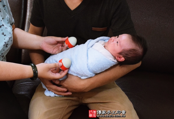 剃胎毛、滿月剃頭、嬰兒剃頭、嬰兒理髮、嬰兒剃髮、嬰兒剃胎毛、嬰兒滿月剃頭、寶寶剃頭、剃胎毛儀式、剃胎毛吉祥話、滿月剃頭儀式、滿月剃頭吉祥話、寶寶剃胎毛、寶寶滿月剃頭理髮、 台中北區剃胎毛、台中北區滿月剃頭、 台中北區嬰兒剃頭剃胎毛、台中北區嬰兒理髮、台中北區嬰兒剃髮、吳寶寶(台中北區到府嬰兒寶寶滿月剃頭理髮、免費到府嬰兒剃胎毛儀式吉祥話)。到府剃頭剃胎毛主持、專業拍照、DVD光碟、證書。★購買「臍帶章、肚臍章、胎毛筆刷印章」贈送：剃頭、收涎、抓周，三選一。2016.04.24  照片5