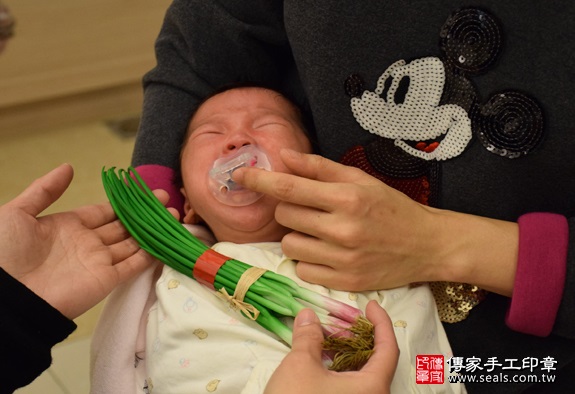剃胎毛、滿月剃頭、嬰兒剃頭、嬰兒理髮、嬰兒剃髮、嬰兒剃胎毛、嬰兒滿月剃頭、寶寶剃頭、剃胎毛儀式、剃胎毛吉祥話、滿月剃頭儀式、滿月剃頭吉祥話、寶寶剃胎毛、寶寶滿月剃頭理髮、 新竹市剃胎毛、新竹市滿月剃頭、 新竹市嬰兒剃頭剃胎毛、新竹市嬰兒理髮、新竹市嬰兒剃髮、簡寶寶(新竹市到府嬰兒寶寶滿月剃頭理髮、免費到府嬰兒剃胎毛儀式吉祥話)。到府剃頭剃胎毛主持、專業拍照、DVD光碟、證書。★購買「臍帶章、肚臍章、胎毛筆刷印章」贈送：剃頭、收涎、抓周，三選一。2016.01.23 照片5