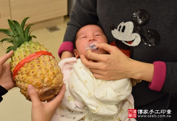 剃胎毛、滿月剃頭、嬰兒剃頭、嬰兒理髮、嬰兒剃髮、嬰兒剃胎毛、嬰兒滿月剃頭、寶寶剃頭、剃胎毛儀式、剃胎毛吉祥話、滿月剃頭儀式、滿月剃頭吉祥話、寶寶剃胎毛、寶寶滿月剃頭理髮、 新竹市剃胎毛、新竹市滿月剃頭、 新竹市嬰兒剃頭剃胎毛、新竹市嬰兒理髮、新竹市嬰兒剃髮、簡寶寶(新竹市到府嬰兒寶寶滿月剃頭理髮、免費到府嬰兒剃胎毛儀式吉祥話)。到府剃頭剃胎毛主持、專業拍照、DVD光碟、證書。★購買「臍帶章、肚臍章、胎毛筆刷印章」贈送：剃頭、收涎、抓周，三選一。2016.01.23 照片7