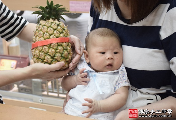 剃胎毛、滿月剃頭、嬰兒剃頭、嬰兒理髮、嬰兒剃髮、嬰兒剃胎毛、嬰兒滿月剃頭、寶寶剃頭、剃胎毛儀式、剃胎毛吉祥話、滿月剃頭儀式、滿月剃頭吉祥話、寶寶剃胎毛、寶寶滿月剃頭理髮、新北永和區剃胎毛、新北永和區滿月剃頭、新北永和區嬰兒剃頭剃胎毛、新北永和區嬰兒理髮、新北永和區嬰兒剃髮、康寶寶(新北永和區嬰兒寶寶滿月剃頭理髮、免費嬰兒剃胎毛儀式吉祥話)。中國風會場，爸媽寶貝免費穿「日中韓」古裝禮服。專業拍照、DVD光碟、證書。★購買「臍帶章、肚臍章、胎毛筆刷印章」贈送：剃頭、收涎、抓周，三選一。2016.05.15  照片14
