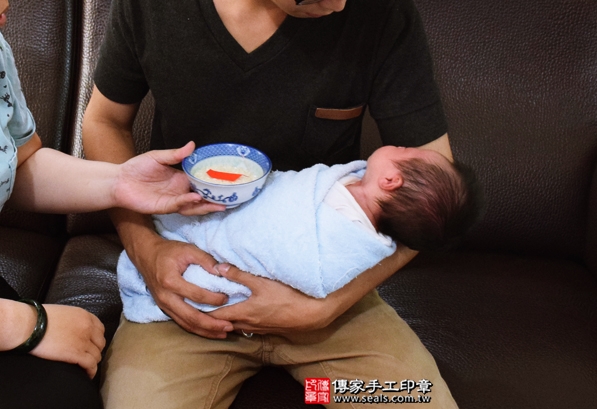 剃胎毛、滿月剃頭、嬰兒剃頭、嬰兒理髮、嬰兒剃髮、嬰兒剃胎毛、嬰兒滿月剃頭、寶寶剃頭、剃胎毛儀式、剃胎毛吉祥話、滿月剃頭儀式、滿月剃頭吉祥話、寶寶剃胎毛、寶寶滿月剃頭理髮、 台中北區剃胎毛、台中北區滿月剃頭、 台中北區嬰兒剃頭剃胎毛、台中北區嬰兒理髮、台中北區嬰兒剃髮、吳寶寶(台中北區到府嬰兒寶寶滿月剃頭理髮、免費到府嬰兒剃胎毛儀式吉祥話)。到府剃頭剃胎毛主持、專業拍照、DVD光碟、證書。★購買「臍帶章、肚臍章、胎毛筆刷印章」贈送：剃頭、收涎、抓周，三選一。2016.04.24  照片7