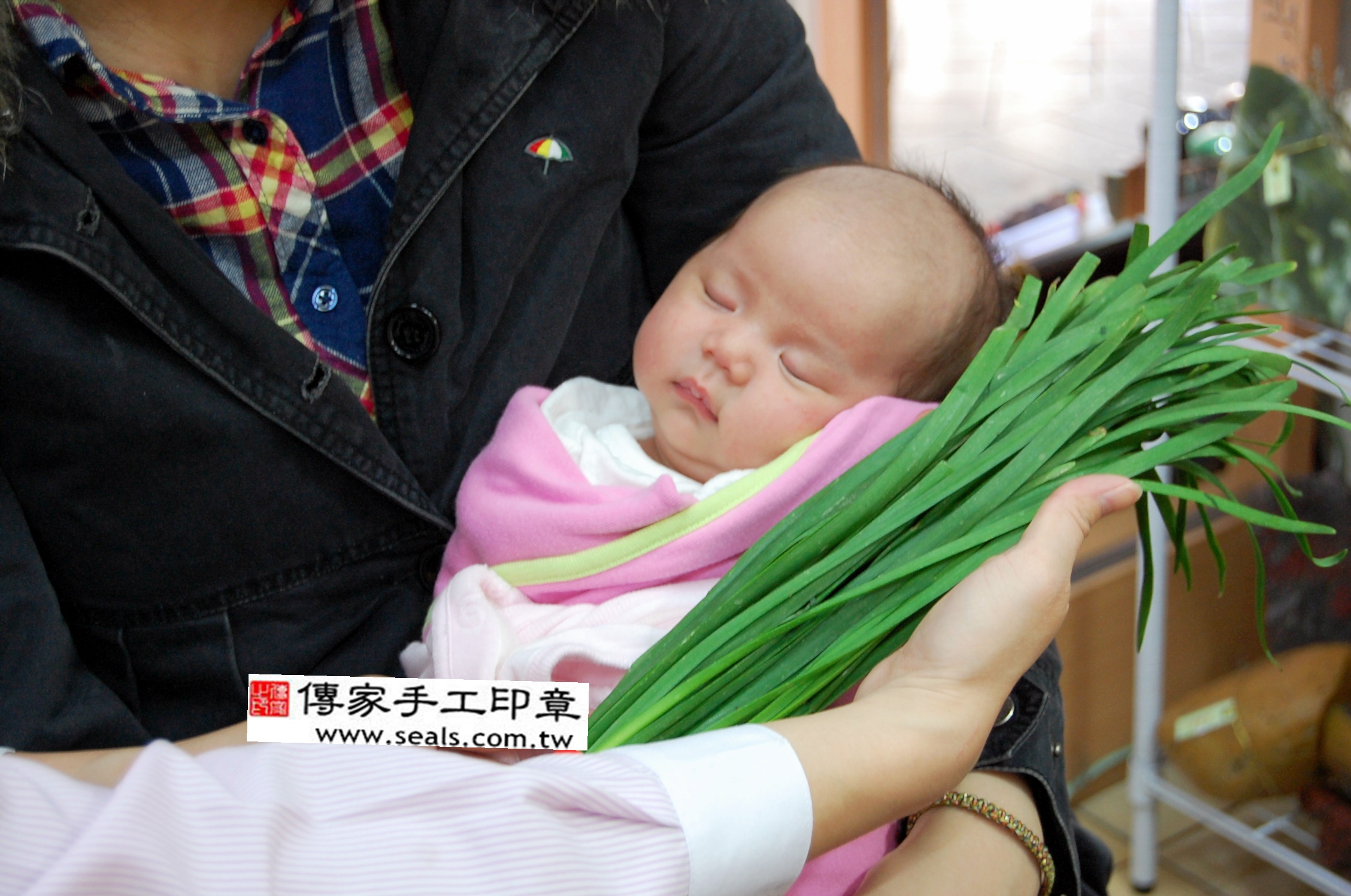 林寶寶(新北市永和區嬰兒寶寶滿月剃頭理髮、免費嬰兒剃胎毛儀式吉祥話)。中國風會場，爸媽寶貝免費穿「日中韓」古裝禮服。專業拍照、DVD光碟、證書。★購買「臍帶章、肚臍章、胎毛筆刷印章」贈送：剃頭、收涎、抓周，三選一。  2014.04.10 照片10