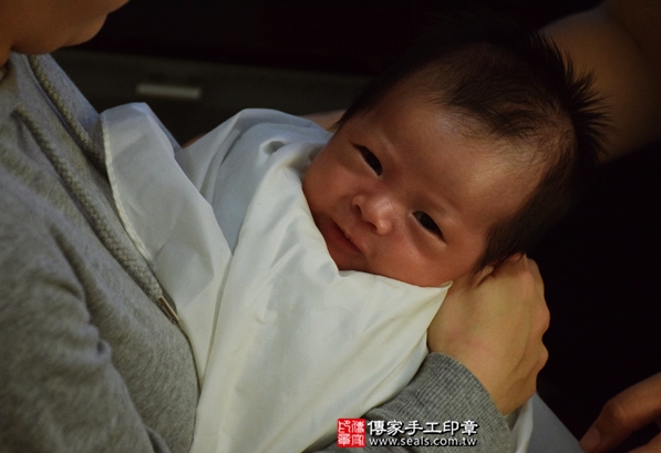 剃胎毛、滿月剃頭、嬰兒剃頭、嬰兒理髮、嬰兒剃髮、嬰兒剃胎毛、嬰兒滿月剃頭、寶寶剃頭、剃胎毛儀式、剃胎毛吉祥話、滿月剃頭儀式、滿月剃頭吉祥話、寶寶剃胎毛、寶寶滿月剃頭理髮、 台中北區剃胎毛、台中北區滿月剃頭、 台中北區嬰兒剃頭剃胎毛、台中北區嬰兒理髮、台中北區嬰兒剃髮、吳寶寶(台中北區到府嬰兒寶寶滿月剃頭理髮、免費到府嬰兒剃胎毛儀式吉祥話)。到府剃頭剃胎毛主持、專業拍照、DVD光碟、證書。★購買「臍帶章、肚臍章、胎毛筆刷印章」贈送：剃頭、收涎、抓周，三選一。2016.04.24  照片14