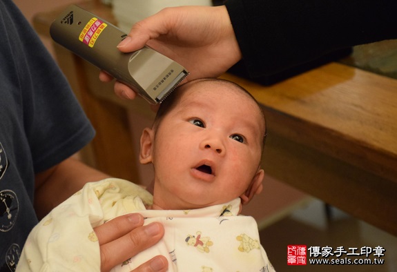 剃胎毛、滿月剃頭、嬰兒剃頭、嬰兒理髮、嬰兒剃髮、嬰兒剃胎毛、嬰兒滿月剃頭、寶寶剃頭、剃胎毛儀式、剃胎毛吉祥話、滿月剃頭儀式、滿月剃頭吉祥話、寶寶剃胎毛、寶寶滿月剃頭理髮、 新竹市剃胎毛、新竹市滿月剃頭、 新竹市嬰兒剃頭剃胎毛、新竹市嬰兒理髮、新竹市嬰兒剃髮、簡寶寶(新竹市到府嬰兒寶寶滿月剃頭理髮、免費到府嬰兒剃胎毛儀式吉祥話)。到府剃頭剃胎毛主持、專業拍照、DVD光碟、證書。★購買「臍帶章、肚臍章、胎毛筆刷印章」贈送：剃頭、收涎、抓周，三選一。2016.01.23 照片11