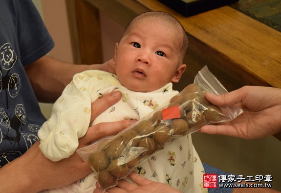 剃胎毛、滿月剃頭、嬰兒剃頭、嬰兒理髮、嬰兒剃髮、嬰兒剃胎毛、嬰兒滿月剃頭、寶寶剃頭、剃胎毛儀式、剃胎毛吉祥話、滿月剃頭儀式、滿月剃頭吉祥話、寶寶剃胎毛、寶寶滿月剃頭理髮、 新竹市剃胎毛、新竹市滿月剃頭、 新竹市嬰兒剃頭剃胎毛、新竹市嬰兒理髮、新竹市嬰兒剃髮、簡寶寶(新竹市到府嬰兒寶寶滿月剃頭理髮、免費到府嬰兒剃胎毛儀式吉祥話)。到府剃頭剃胎毛主持、專業拍照、DVD光碟、證書。★購買「臍帶章、肚臍章、胎毛筆刷印章」贈送：剃頭、收涎、抓周，三選一。2016.01.23 照片12