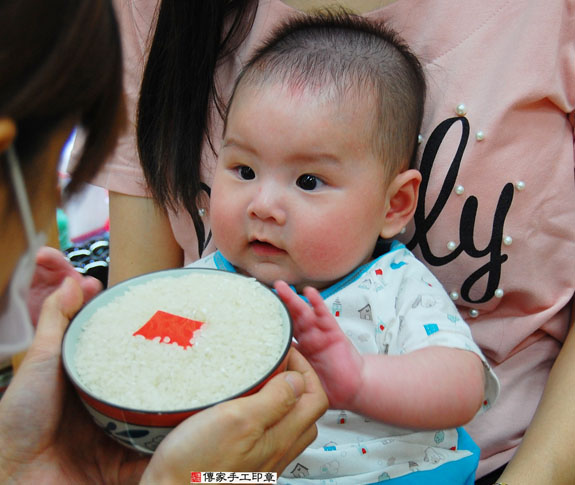 周寶寶(新北永和區嬰兒寶寶滿月剃頭理髮、免費嬰兒剃胎毛儀式吉祥話)。中國風會場，爸媽寶貝免費穿「日中韓」古裝禮服。專業拍照、DVD光碟、證書。★購買「臍帶章、肚臍章、胎毛筆刷印章」贈送：剃頭、收涎、抓周，三選一。 2015.07.14 照片6