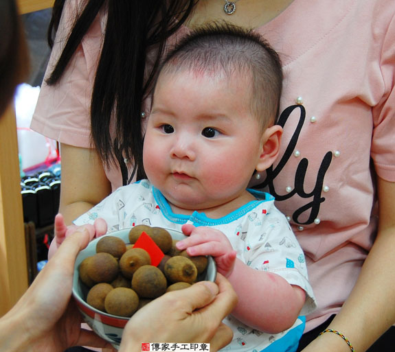 周寶寶(新北永和區嬰兒寶寶滿月剃頭理髮、免費嬰兒剃胎毛儀式吉祥話)。中國風會場，爸媽寶貝免費穿「日中韓」古裝禮服。專業拍照、DVD光碟、證書。★購買「臍帶章、肚臍章、胎毛筆刷印章」贈送：剃頭、收涎、抓周，三選一。 2015.07.14 照片7