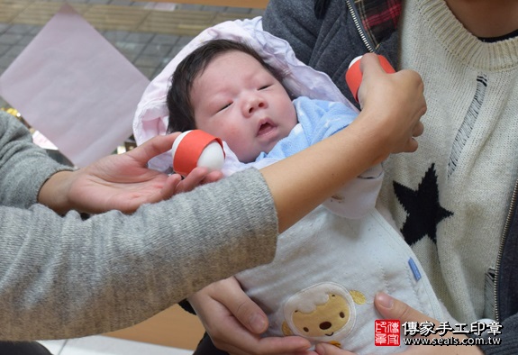 剃胎毛、滿月剃頭、嬰兒剃頭、嬰兒理髮、嬰兒剃髮、嬰兒剃胎毛、嬰兒滿月剃頭、寶寶剃頭、剃胎毛儀式、剃胎毛吉祥話、滿月剃頭儀式、滿月剃頭吉祥話、寶寶剃胎毛、寶寶滿月剃頭理髮、新竹香山區剃胎毛、新竹香山區滿月剃頭、新竹香山區嬰兒剃頭剃胎毛、新竹香山區嬰兒理髮、新竹香山區嬰兒剃髮、葉寶寶(新竹香山區嬰兒寶寶滿月剃頭理髮、免費嬰兒剃胎毛儀式吉祥話)。中國風會場，爸媽寶貝免費穿「日中韓」古裝禮服。專業拍照、DVD光碟、證書。★購買「臍帶章、肚臍章、胎毛筆刷印章」贈送：剃頭、收涎、抓周，三選一。2016.01.23 照片3