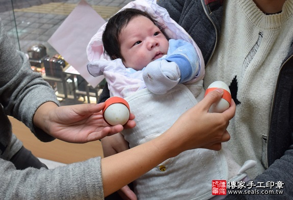 剃胎毛、滿月剃頭、嬰兒剃頭、嬰兒理髮、嬰兒剃髮、嬰兒剃胎毛、嬰兒滿月剃頭、寶寶剃頭、剃胎毛儀式、剃胎毛吉祥話、滿月剃頭儀式、滿月剃頭吉祥話、寶寶剃胎毛、寶寶滿月剃頭理髮、新竹香山區剃胎毛、新竹香山區滿月剃頭、新竹香山區嬰兒剃頭剃胎毛、新竹香山區嬰兒理髮、新竹香山區嬰兒剃髮、葉寶寶(新竹香山區嬰兒寶寶滿月剃頭理髮、免費嬰兒剃胎毛儀式吉祥話)。中國風會場，爸媽寶貝免費穿「日中韓」古裝禮服。專業拍照、DVD光碟、證書。★購買「臍帶章、肚臍章、胎毛筆刷印章」贈送：剃頭、收涎、抓周，三選一。2016.01.23 照片4