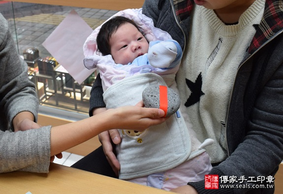 剃胎毛、滿月剃頭、嬰兒剃頭、嬰兒理髮、嬰兒剃髮、嬰兒剃胎毛、嬰兒滿月剃頭、寶寶剃頭、剃胎毛儀式、剃胎毛吉祥話、滿月剃頭儀式、滿月剃頭吉祥話、寶寶剃胎毛、寶寶滿月剃頭理髮、新竹香山區剃胎毛、新竹香山區滿月剃頭、新竹香山區嬰兒剃頭剃胎毛、新竹香山區嬰兒理髮、新竹香山區嬰兒剃髮、葉寶寶(新竹香山區嬰兒寶寶滿月剃頭理髮、免費嬰兒剃胎毛儀式吉祥話)。中國風會場，爸媽寶貝免費穿「日中韓」古裝禮服。專業拍照、DVD光碟、證書。★購買「臍帶章、肚臍章、胎毛筆刷印章」贈送：剃頭、收涎、抓周，三選一。2016.01.23 照片5