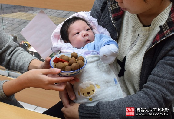剃胎毛、滿月剃頭、嬰兒剃頭、嬰兒理髮、嬰兒剃髮、嬰兒剃胎毛、嬰兒滿月剃頭、寶寶剃頭、剃胎毛儀式、剃胎毛吉祥話、滿月剃頭儀式、滿月剃頭吉祥話、寶寶剃胎毛、寶寶滿月剃頭理髮、新竹香山區剃胎毛、新竹香山區滿月剃頭、新竹香山區嬰兒剃頭剃胎毛、新竹香山區嬰兒理髮、新竹香山區嬰兒剃髮、葉寶寶(新竹香山區嬰兒寶寶滿月剃頭理髮、免費嬰兒剃胎毛儀式吉祥話)。中國風會場，爸媽寶貝免費穿「日中韓」古裝禮服。專業拍照、DVD光碟、證書。★購買「臍帶章、肚臍章、胎毛筆刷印章」贈送：剃頭、收涎、抓周，三選一。2016.01.23 照片6