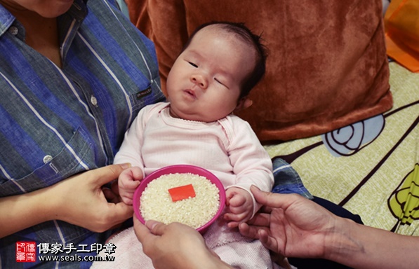 剃胎毛、滿月剃頭、嬰兒剃頭、嬰兒理髮、嬰兒剃髮、嬰兒剃胎毛、嬰兒滿月剃頭、寶寶剃頭、剃胎毛儀式、剃胎毛吉祥話、滿月剃頭儀式、滿月剃頭吉祥話、寶寶剃胎毛、寶寶滿月剃頭理髮、 新北永和區剃胎毛、新北永和區滿月剃頭、 新北永和區嬰兒剃頭剃胎毛、新北永和區嬰兒理髮、新北永和區嬰兒剃髮、謝寶寶(新北永和區到府嬰兒寶寶滿月剃頭理髮、免費到府嬰兒剃胎毛儀式吉祥話)。到府剃頭剃胎毛主持、專業拍照、DVD光碟、證書。★購買「臍帶章、肚臍章、胎毛筆刷印章」贈送：剃頭、收涎、抓周，三選一。2017.04.24  照片6