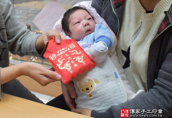 剃胎毛、滿月剃頭、嬰兒剃頭、嬰兒理髮、嬰兒剃髮、嬰兒剃胎毛、嬰兒滿月剃頭、寶寶剃頭、剃胎毛儀式、剃胎毛吉祥話、滿月剃頭儀式、滿月剃頭吉祥話、寶寶剃胎毛、寶寶滿月剃頭理髮、新竹香山區剃胎毛、新竹香山區滿月剃頭、新竹香山區嬰兒剃頭剃胎毛、新竹香山區嬰兒理髮、新竹香山區嬰兒剃髮、葉寶寶(新竹香山區嬰兒寶寶滿月剃頭理髮、免費嬰兒剃胎毛儀式吉祥話)。中國風會場，爸媽寶貝免費穿「日中韓」古裝禮服。專業拍照、DVD光碟、證書。★購買「臍帶章、肚臍章、胎毛筆刷印章」贈送：剃頭、收涎、抓周，三選一。2016.01.23 照片7