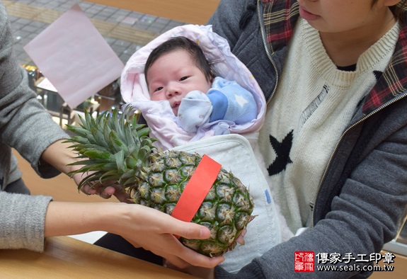 剃胎毛、滿月剃頭、嬰兒剃頭、嬰兒理髮、嬰兒剃髮、嬰兒剃胎毛、嬰兒滿月剃頭、寶寶剃頭、剃胎毛儀式、剃胎毛吉祥話、滿月剃頭儀式、滿月剃頭吉祥話、寶寶剃胎毛、寶寶滿月剃頭理髮、新竹香山區剃胎毛、新竹香山區滿月剃頭、新竹香山區嬰兒剃頭剃胎毛、新竹香山區嬰兒理髮、新竹香山區嬰兒剃髮、葉寶寶(新竹香山區嬰兒寶寶滿月剃頭理髮、免費嬰兒剃胎毛儀式吉祥話)。中國風會場，爸媽寶貝免費穿「日中韓」古裝禮服。專業拍照、DVD光碟、證書。★購買「臍帶章、肚臍章、胎毛筆刷印章」贈送：剃頭、收涎、抓周，三選一。2016.01.23 照片12