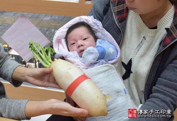 剃胎毛、滿月剃頭、嬰兒剃頭、嬰兒理髮、嬰兒剃髮、嬰兒剃胎毛、嬰兒滿月剃頭、寶寶剃頭、剃胎毛儀式、剃胎毛吉祥話、滿月剃頭儀式、滿月剃頭吉祥話、寶寶剃胎毛、寶寶滿月剃頭理髮、新竹香山區剃胎毛、新竹香山區滿月剃頭、新竹香山區嬰兒剃頭剃胎毛、新竹香山區嬰兒理髮、新竹香山區嬰兒剃髮、葉寶寶(新竹香山區嬰兒寶寶滿月剃頭理髮、免費嬰兒剃胎毛儀式吉祥話)。中國風會場，爸媽寶貝免費穿「日中韓」古裝禮服。專業拍照、DVD光碟、證書。★購買「臍帶章、肚臍章、胎毛筆刷印章」贈送：剃頭、收涎、抓周，三選一。2016.01.23 照片11
