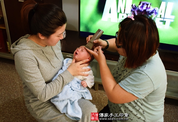 剃胎毛、滿月剃頭、嬰兒剃頭、嬰兒理髮、嬰兒剃髮、嬰兒剃胎毛、嬰兒滿月剃頭、寶寶剃頭、剃胎毛儀式、剃胎毛吉祥話、滿月剃頭儀式、滿月剃頭吉祥話、寶寶剃胎毛、寶寶滿月剃頭理髮、 台中北區剃胎毛、台中北區滿月剃頭、 台中北區嬰兒剃頭剃胎毛、台中北區嬰兒理髮、台中北區嬰兒剃髮、吳寶寶(台中北區到府嬰兒寶寶滿月剃頭理髮、免費到府嬰兒剃胎毛儀式吉祥話)。到府剃頭剃胎毛主持、專業拍照、DVD光碟、證書。★購買「臍帶章、肚臍章、胎毛筆刷印章」贈送：剃頭、收涎、抓周，三選一。2016.04.24  照片16