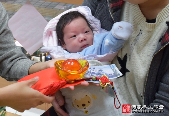 剃胎毛、滿月剃頭、嬰兒剃頭、嬰兒理髮、嬰兒剃髮、嬰兒剃胎毛、嬰兒滿月剃頭、寶寶剃頭、剃胎毛儀式、剃胎毛吉祥話、滿月剃頭儀式、滿月剃頭吉祥話、寶寶剃胎毛、寶寶滿月剃頭理髮、新竹香山區剃胎毛、新竹香山區滿月剃頭、新竹香山區嬰兒剃頭剃胎毛、新竹香山區嬰兒理髮、新竹香山區嬰兒剃髮、葉寶寶(新竹香山區嬰兒寶寶滿月剃頭理髮、免費嬰兒剃胎毛儀式吉祥話)。中國風會場，爸媽寶貝免費穿「日中韓」古裝禮服。專業拍照、DVD光碟、證書。★購買「臍帶章、肚臍章、胎毛筆刷印章」贈送：剃頭、收涎、抓周，三選一。2016.01.23 照片13