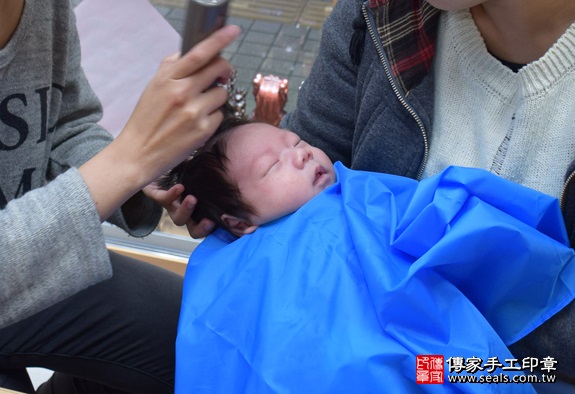 剃胎毛、滿月剃頭、嬰兒剃頭、嬰兒理髮、嬰兒剃髮、嬰兒剃胎毛、嬰兒滿月剃頭、寶寶剃頭、剃胎毛儀式、剃胎毛吉祥話、滿月剃頭儀式、滿月剃頭吉祥話、寶寶剃胎毛、寶寶滿月剃頭理髮、新竹香山區剃胎毛、新竹香山區滿月剃頭、新竹香山區嬰兒剃頭剃胎毛、新竹香山區嬰兒理髮、新竹香山區嬰兒剃髮、葉寶寶(新竹香山區嬰兒寶寶滿月剃頭理髮、免費嬰兒剃胎毛儀式吉祥話)。中國風會場，爸媽寶貝免費穿「日中韓」古裝禮服。專業拍照、DVD光碟、證書。★購買「臍帶章、肚臍章、胎毛筆刷印章」贈送：剃頭、收涎、抓周，三選一。2016.01.23 照片14