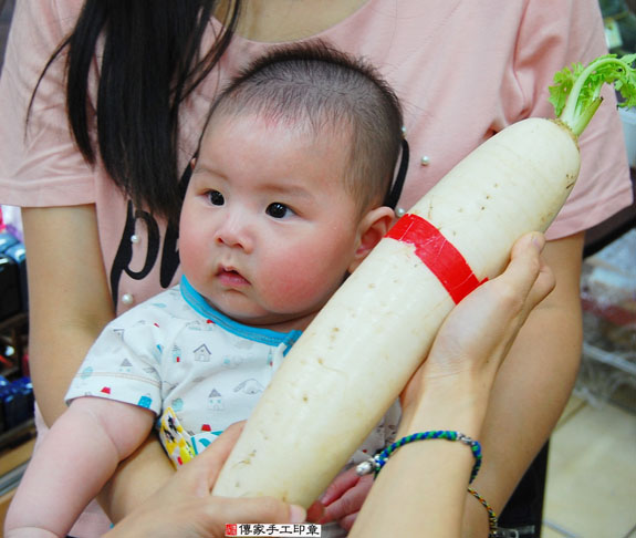 周寶寶(新北永和區嬰兒寶寶滿月剃頭理髮、免費嬰兒剃胎毛儀式吉祥話)。中國風會場，爸媽寶貝免費穿「日中韓」古裝禮服。專業拍照、DVD光碟、證書。★購買「臍帶章、肚臍章、胎毛筆刷印章」贈送：剃頭、收涎、抓周，三選一。 2015.07.14 照片13