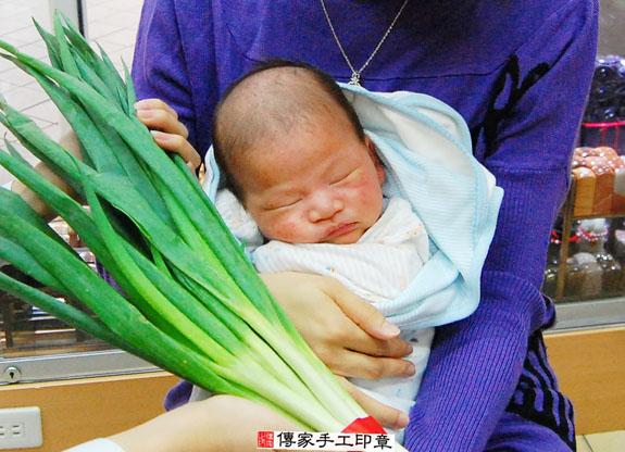 劉寶寶(新北永和區嬰兒寶寶滿月剃頭理髮、免費嬰兒剃胎毛儀式吉祥話)。中國風會場，爸媽寶貝免費穿「日中韓」古裝禮服。專業拍照、DVD光碟、證書。★購買「臍帶章、肚臍章、胎毛筆刷印章」贈送：剃頭、收涎、抓周，三選一。 2015.03.10 照片11