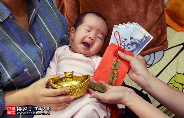 剃胎毛、滿月剃頭、嬰兒剃頭、嬰兒理髮、嬰兒剃髮、嬰兒剃胎毛、嬰兒滿月剃頭、寶寶剃頭、剃胎毛儀式、剃胎毛吉祥話、滿月剃頭儀式、滿月剃頭吉祥話、寶寶剃胎毛、寶寶滿月剃頭理髮、 新北永和區剃胎毛、新北永和區滿月剃頭、 新北永和區嬰兒剃頭剃胎毛、新北永和區嬰兒理髮、新北永和區嬰兒剃髮、謝寶寶(新北永和區到府嬰兒寶寶滿月剃頭理髮、免費到府嬰兒剃胎毛儀式吉祥話)。到府剃頭剃胎毛主持、專業拍照、DVD光碟、證書。★購買「臍帶章、肚臍章、胎毛筆刷印章」贈送：剃頭、收涎、抓周，三選一。2017.04.24  照片13