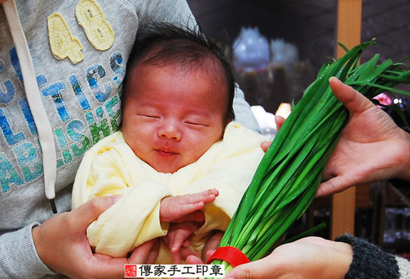 姜寶寶(新北永和區嬰兒寶寶滿月剃頭理髮、免費嬰兒剃胎毛儀式吉祥話)。中國風會場，爸媽寶貝免費穿「日中韓」古裝禮服。專業拍照、DVD光碟、證書。★購買「臍帶章、肚臍章、胎毛筆刷印章」贈送：剃頭、收涎、抓周，三選一。 2014.12.09 照片12