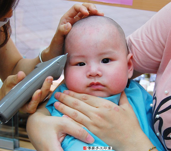 周寶寶(新北永和區嬰兒寶寶滿月剃頭理髮、免費嬰兒剃胎毛儀式吉祥話)。中國風會場，爸媽寶貝免費穿「日中韓」古裝禮服。專業拍照、DVD光碟、證書。★購買「臍帶章、肚臍章、胎毛筆刷印章」贈送：剃頭、收涎、抓周，三選一。 2015.07.14 照片18