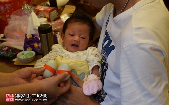 剃胎毛、滿月剃頭、嬰兒剃頭、嬰兒理髮、嬰兒剃髮、嬰兒剃胎毛、嬰兒滿月剃頭、寶寶剃頭、剃胎毛儀式、剃胎毛吉祥話、滿月剃頭儀式、滿月剃頭吉祥話、寶寶剃胎毛、寶寶滿月剃頭理髮、 台北文山區剃胎毛、台北文山區滿月剃頭、 台北文山區嬰兒剃頭剃胎毛、台北文山區嬰兒理髮、台北文山區嬰兒剃髮、許寶寶(台北文山區到府嬰兒寶寶滿月剃頭理髮、免費到府嬰兒剃胎毛儀式吉祥話)。到府剃頭剃胎毛主持、專業拍照、DVD光碟、證書。★購買「臍帶章、肚臍章、胎毛筆刷印章」贈送：剃頭、收涎、抓周，三選一。2016.10.17  照片4