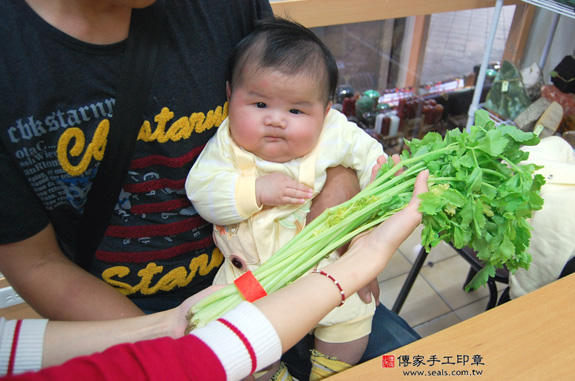 鍾寶寶(新北市永和區嬰兒寶寶滿月剃頭理髮、免費嬰兒剃胎毛儀式吉祥話)。中國風會場，爸媽寶貝免費穿「日中韓」古裝禮服。專業拍照、DVD光碟、證書。★購買「臍帶章、肚臍章、胎毛筆刷印章」贈送：剃頭、收涎、抓周，三選一。  2014.04.12 照片10