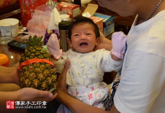 剃胎毛、滿月剃頭、嬰兒剃頭、嬰兒理髮、嬰兒剃髮、嬰兒剃胎毛、嬰兒滿月剃頭、寶寶剃頭、剃胎毛儀式、剃胎毛吉祥話、滿月剃頭儀式、滿月剃頭吉祥話、寶寶剃胎毛、寶寶滿月剃頭理髮、 台北文山區剃胎毛、台北文山區滿月剃頭、 台北文山區嬰兒剃頭剃胎毛、台北文山區嬰兒理髮、台北文山區嬰兒剃髮、許寶寶(台北文山區到府嬰兒寶寶滿月剃頭理髮、免費到府嬰兒剃胎毛儀式吉祥話)。到府剃頭剃胎毛主持、專業拍照、DVD光碟、證書。★購買「臍帶章、肚臍章、胎毛筆刷印章」贈送：剃頭、收涎、抓周，三選一。2016.10.17  照片14