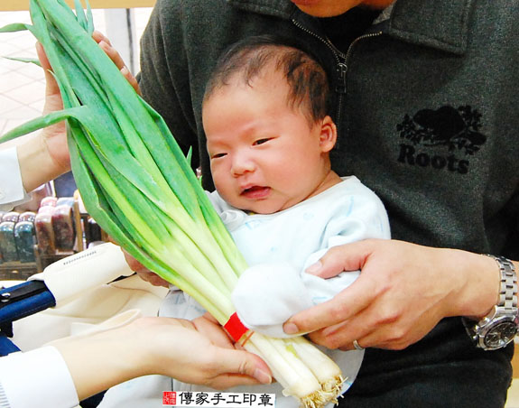 陳寶寶(新北永和區嬰兒寶寶滿月剃頭理髮、免費嬰兒剃胎毛儀式吉祥話)。中國風會場，爸媽寶貝免費穿「日中韓」古裝禮服。專業拍照、DVD光碟、證書。★購買「臍帶章、肚臍章、胎毛筆刷印章」贈送：剃頭、收涎、抓周，三選一。 2015.03.10 照片10