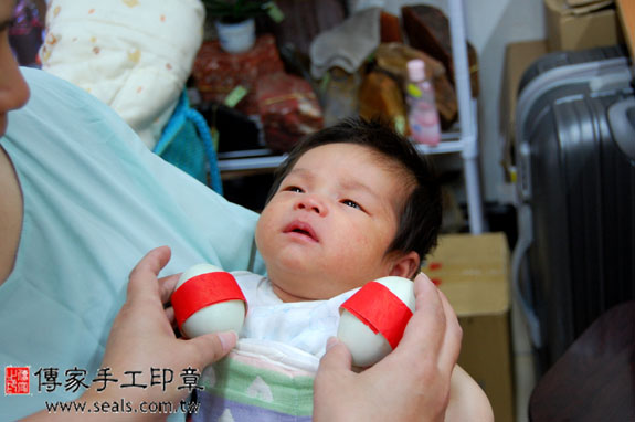 游寶寶(新北市永和區嬰兒寶寶滿月剃頭理髮、免費嬰兒剃胎毛儀式吉祥話)。中國風會場，爸媽寶貝免費穿「日中韓」古裝禮服。專業拍照、DVD光碟、證書。★購買「臍帶章、肚臍章、胎毛筆刷印章」贈送：剃頭、收涎、抓周，三選一。2014.05.30 照片4