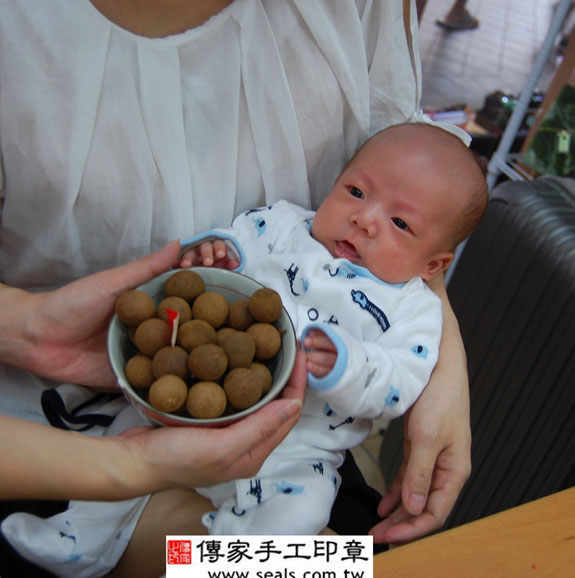 羅寶寶(新北市永和區嬰兒寶寶滿月剃頭理髮、免費嬰兒剃胎毛儀式吉祥話)。中國風會場，爸媽寶貝免費穿「日中韓」古裝禮服。專業拍照、DVD光碟、證書。★購買「臍帶章、肚臍章、胎毛筆刷印章」贈送：剃頭、收涎、抓周，三選一。 2014.07.05 照片7