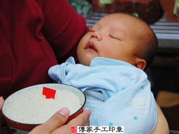 張寶寶(新北永和區嬰兒寶寶滿月剃頭理髮、免費嬰兒剃胎毛儀式吉祥話)。中國風會場，爸媽寶貝免費穿「日中韓」古裝禮服。專業拍照、DVD光碟、證書。★購買「臍帶章、肚臍章、胎毛筆刷印章」贈送：剃頭、收涎、抓周，三選一。 2014.10.24 照片7