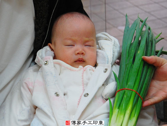 黃寶寶(新北永和區嬰兒寶寶滿月剃頭理髮、免費嬰兒剃胎毛儀式吉祥話)。中國風會場，爸媽寶貝免費穿「日中韓」古裝禮服。專業拍照、DVD光碟、證書。★購買「臍帶章、肚臍章、胎毛筆刷印章」贈送：剃頭、收涎、抓周，三選一。 2014.12.19 照片9