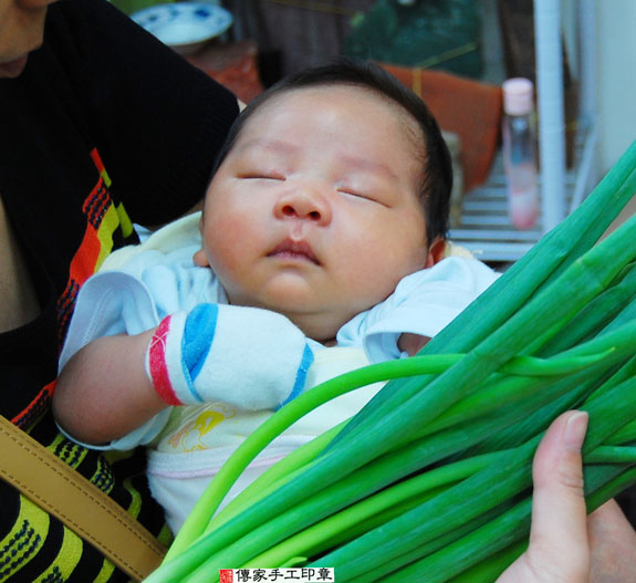 李寶寶(新北永和區嬰兒寶寶滿月剃頭理髮、免費嬰兒剃胎毛儀式吉祥話)。中國風會場，爸媽寶貝免費穿「日中韓」古裝禮服。專業拍照、DVD光碟、證書。★購買「臍帶章、肚臍章、胎毛筆刷印章」贈送：剃頭、收涎、抓周，三選一。 2015.05.14 照片10