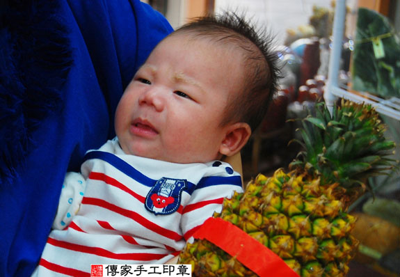 李寶寶(新北永和區嬰兒寶寶滿月剃頭理髮、免費嬰兒剃胎毛儀式吉祥話)。中國風會場，爸媽寶貝免費穿「日中韓」古裝禮服。專業拍照、DVD光碟、證書。★購買「臍帶章、肚臍章、胎毛筆刷印章」贈送：剃頭、收涎、抓周，三選一。 2014.10.25 照片13