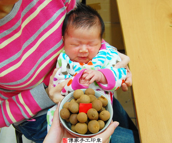 林寶寶(新北永和區嬰兒寶寶滿月剃頭理髮、免費嬰兒剃胎毛儀式吉祥話)。中國風會場，爸媽寶貝免費穿「日中韓」古裝禮服。專業拍照、DVD光碟、證書。★購買「臍帶章、肚臍章、胎毛筆刷印章」贈送：剃頭、收涎、抓周，三選一。 2014.12.24 照片6