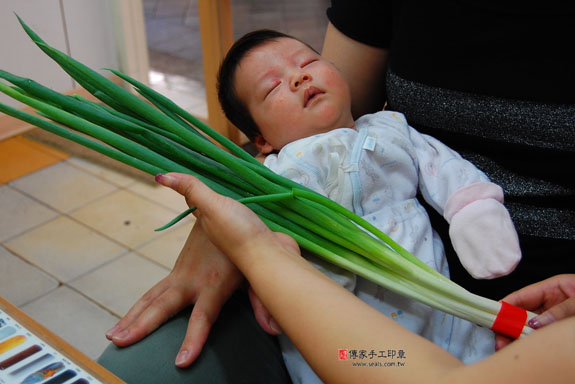 游寶寶(新北市永和區嬰兒寶寶滿月剃頭理髮、免費嬰兒剃胎毛儀式吉祥話)。中國風會場，爸媽寶貝免費穿「日中韓」古裝禮服。專業拍照、DVD光碟、證書。★購買「臍帶章、肚臍章、胎毛筆刷印章」贈送：剃頭、收涎、抓周，三選一。 2014.04.20 照片7