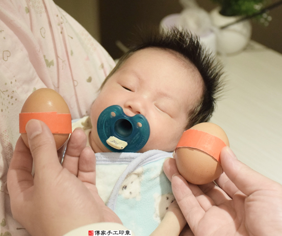 余寶寶(新北永和區到府嬰兒寶寶滿月剃頭理髮、免費到府嬰兒剃胎毛儀式吉祥話)。到府剃頭剃胎毛主持、專業拍照、DVD光碟、證書。★購買「臍帶章、肚臍章、胎毛筆刷印章」贈送：剃頭、收涎、抓周，三選一。2015.12.01 照片3