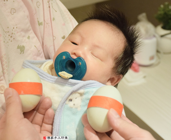 余寶寶(新北永和區到府嬰兒寶寶滿月剃頭理髮、免費到府嬰兒剃胎毛儀式吉祥話)。到府剃頭剃胎毛主持、專業拍照、DVD光碟、證書。★購買「臍帶章、肚臍章、胎毛筆刷印章」贈送：剃頭、收涎、抓周，三選一。2015.12.01 照片4