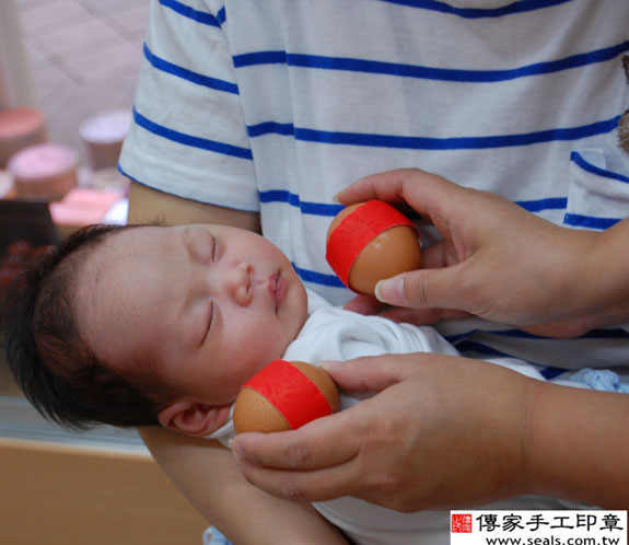 簡寶寶(新北市永和區嬰兒寶寶滿月剃頭理髮、免費嬰兒剃胎毛儀式吉祥話)。中國風會場，爸媽寶貝免費穿「日中韓」古裝禮服。專業拍照、DVD光碟、證書。★購買「臍帶章、肚臍章、胎毛筆刷印章」贈送：剃頭、收涎、抓周，三選一。2014.07.09 照片3